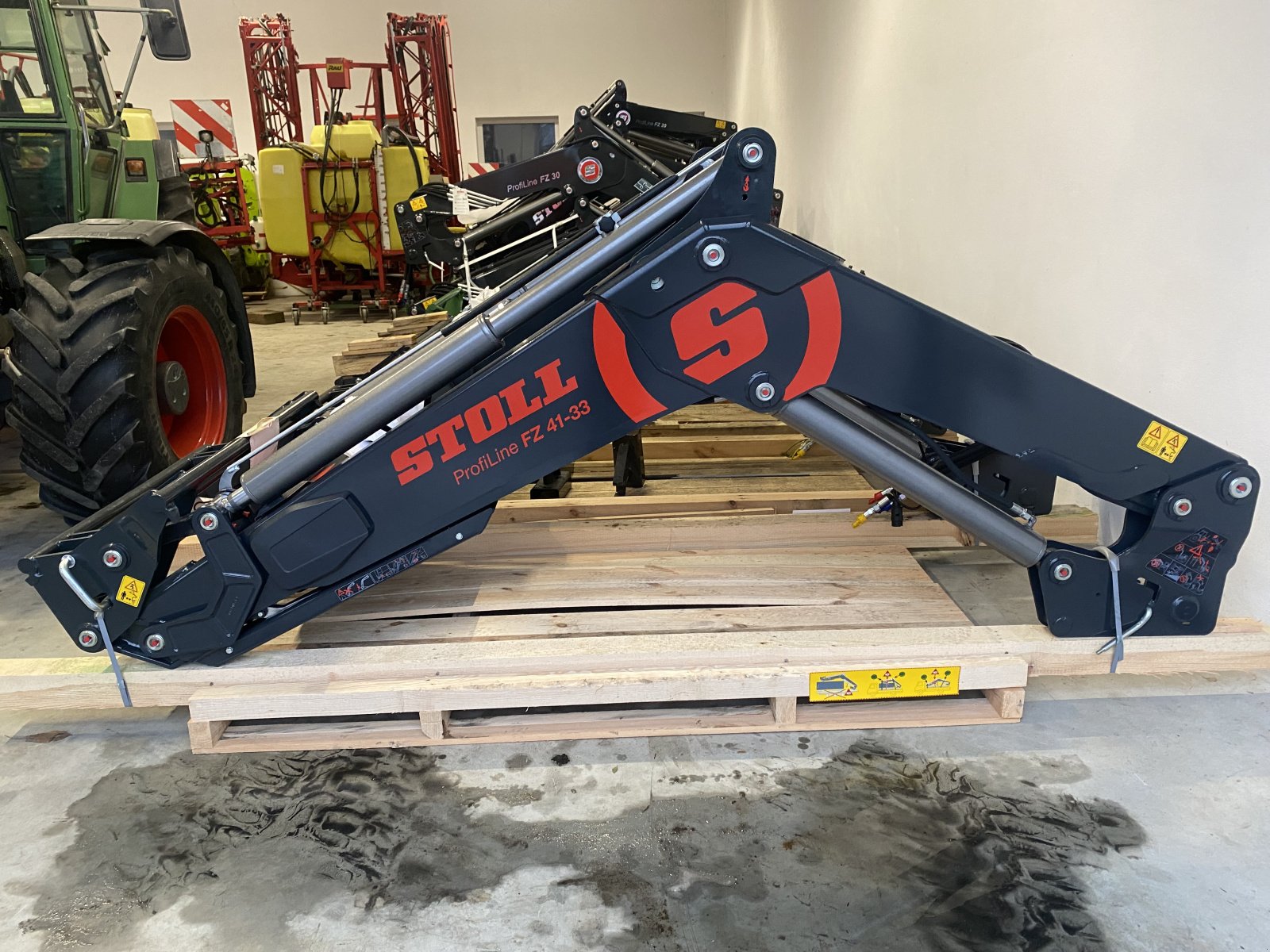 Frontlader of the type Stoll Profiline FZ 41-33 / FZ 41-33.1, Neumaschine in Bogen (Picture 2)