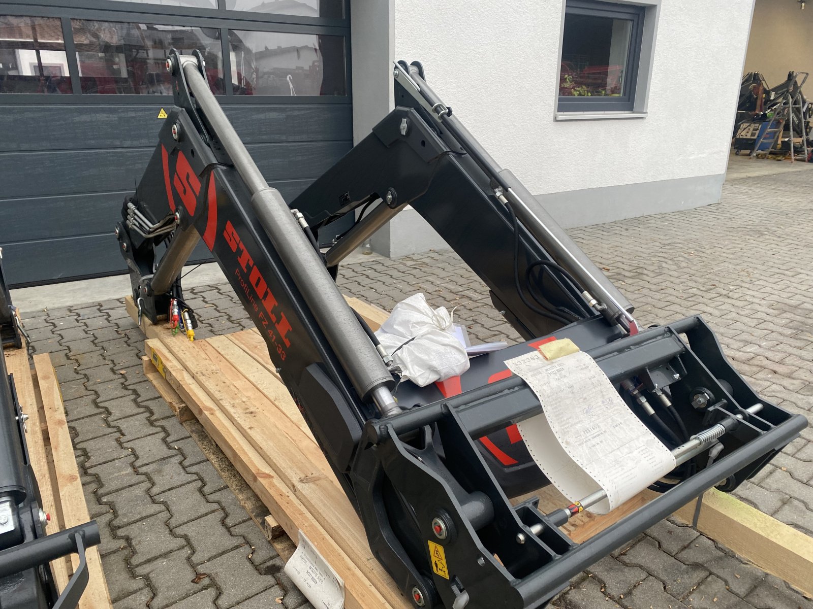 Frontlader of the type Stoll Profiline FZ 41-33 / FZ 41-33.1, Neumaschine in Bogen (Picture 3)