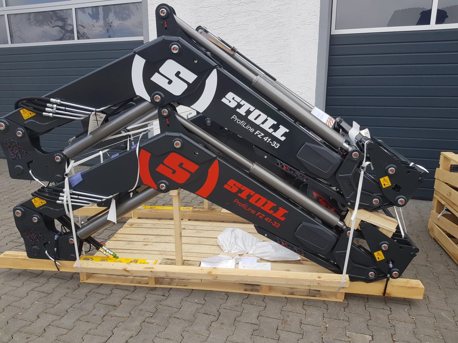 Frontlader of the type Stoll Profiline FZ 41-33 / FZ 41-33.1, Neumaschine in Bogen (Picture 4)