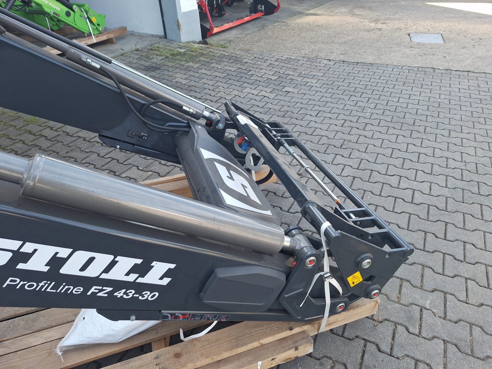 Frontlader of the type Stoll Profiline FZ 43-30.1, Neumaschine in Bogen (Picture 2)