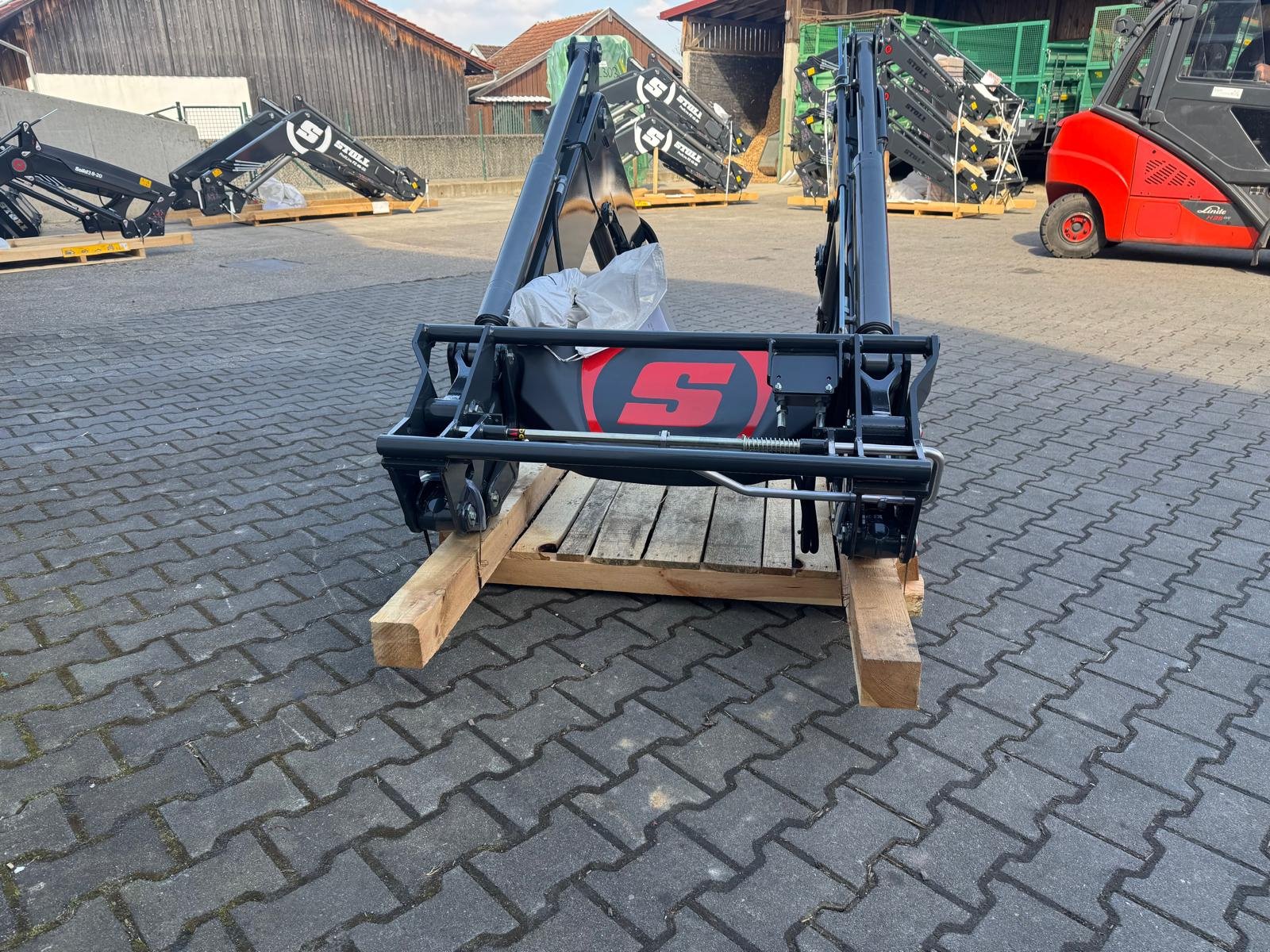 Frontlader of the type Stoll Restposten Profiline FZ 41-29 / 41-29.1, Neumaschine in Bogen (Picture 4)