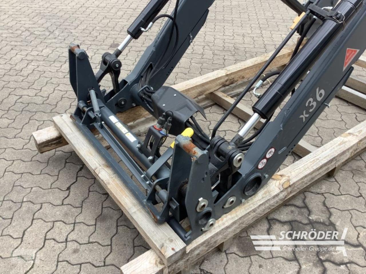 Frontlader of the type Valtra X36 DM, Neumaschine in Völkersen (Picture 4)