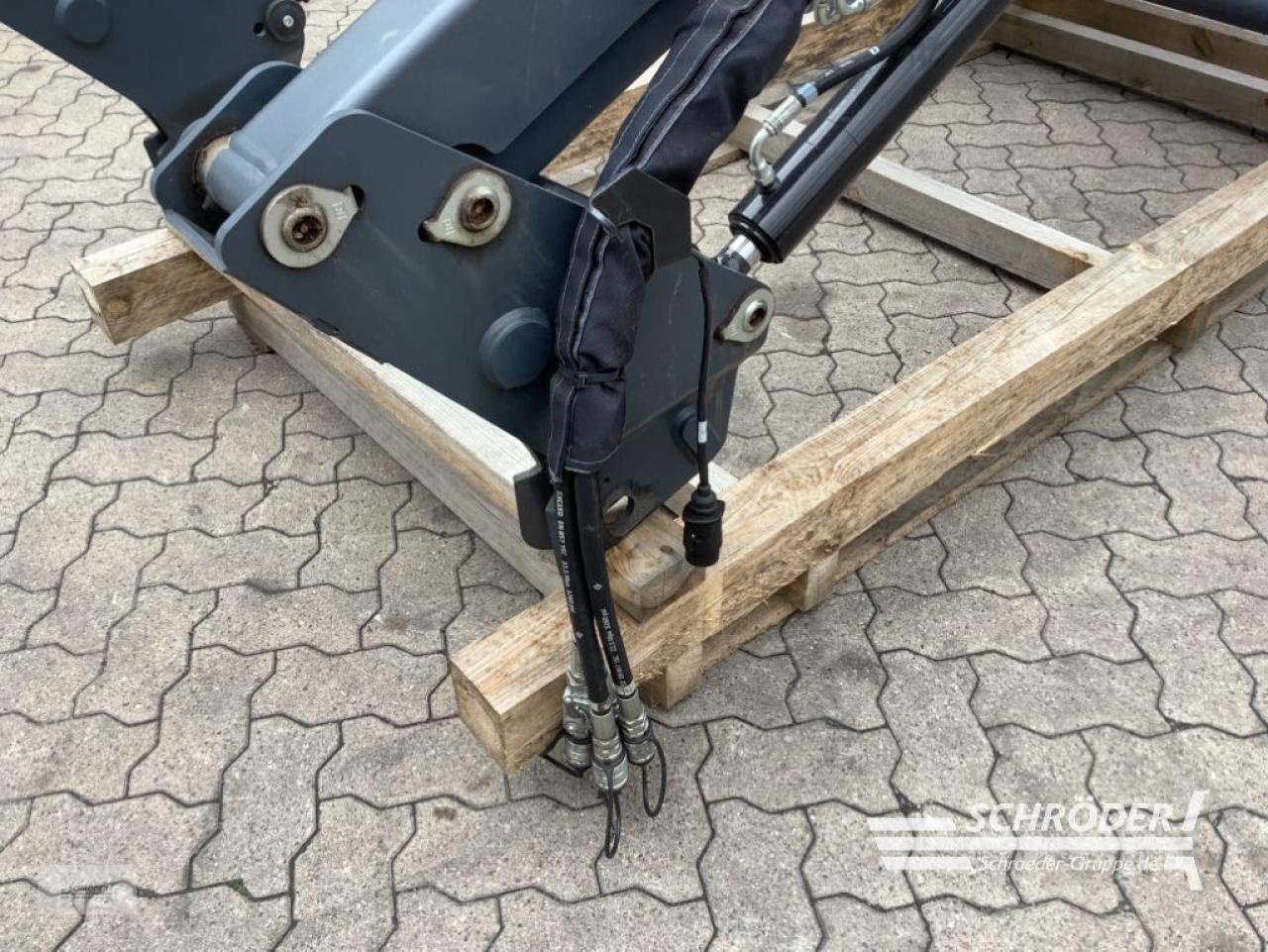 Frontlader of the type Valtra X36 DM, Neumaschine in Völkersen (Picture 6)