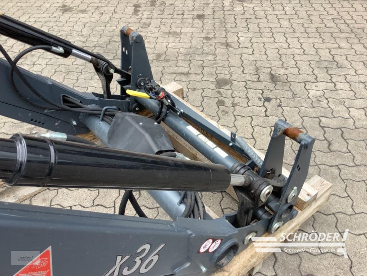 Frontlader of the type Valtra X36 DM, Neumaschine in Völkersen (Picture 7)