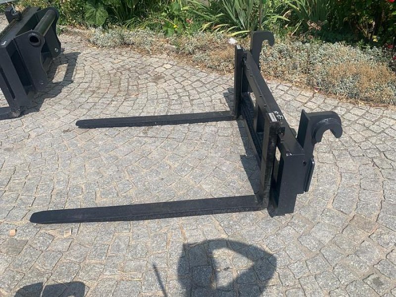 Frontladeranbaukonsole des Typs Big Dutchman Palettengabel 120cm mit Merlo ZM2 2 Tonnen, Neumaschine in Göpfritz an der Wild (Bild 2)