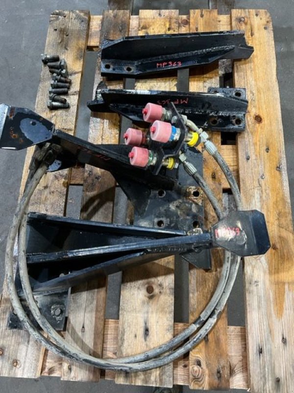 Frontladeranbaukonsole of the type Hydrac Konsolen zu MF 363, Gebrauchtmaschine in NATTERNBACH (Picture 8)