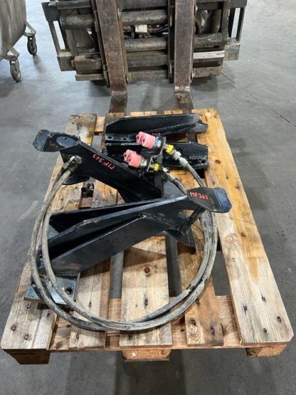 Frontladeranbaukonsole of the type Hydrac Konsolen zu MF 363, Gebrauchtmaschine in NATTERNBACH (Picture 7)