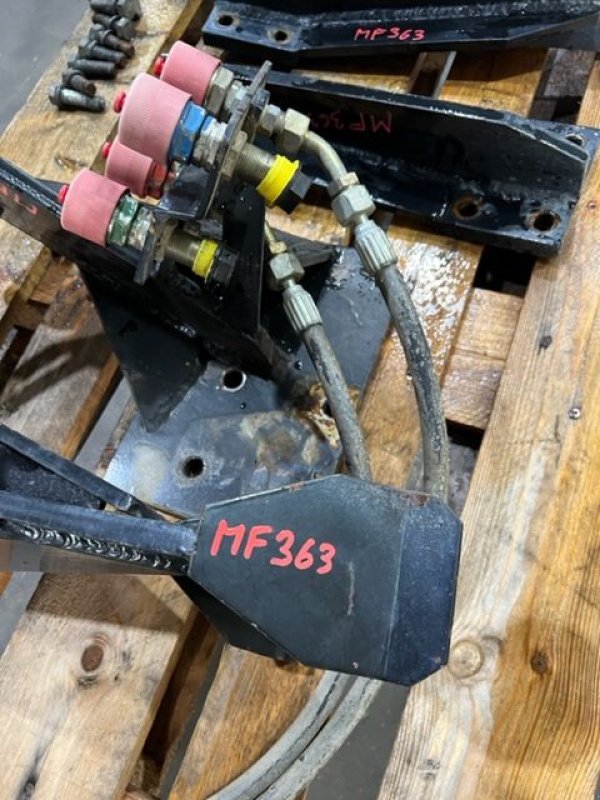 Frontladeranbaukonsole of the type Hydrac Konsolen zu MF 363, Gebrauchtmaschine in NATTERNBACH (Picture 1)