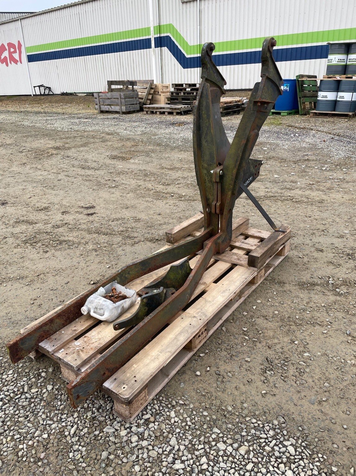 Frontladeranbaukonsole of the type Manip Adaptation pour chargeur Valtra M120 Manip, Gebrauchtmaschine in SAINT CLAIR SUR ELLE (Picture 3)