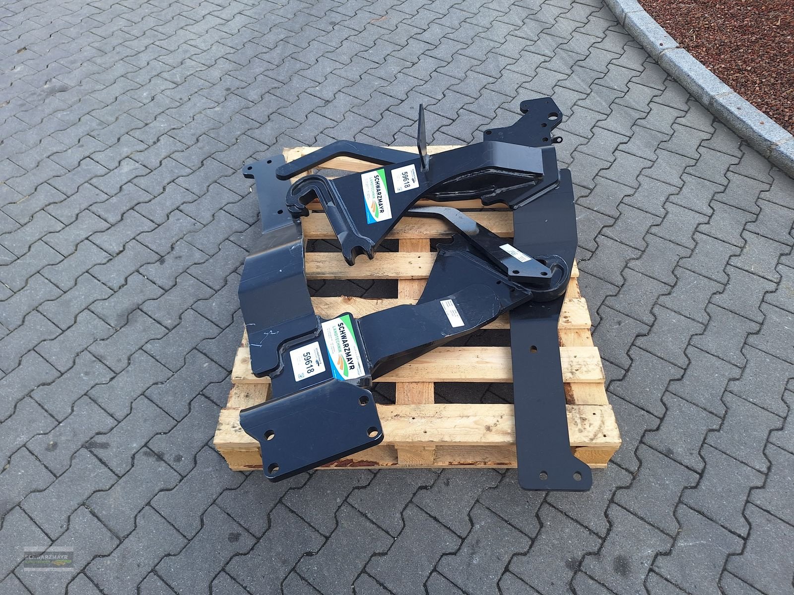 Frontladeranbaukonsole of the type Stoll Konsole Case Farmall A, Neumaschine in Aurolzmünster (Picture 8)