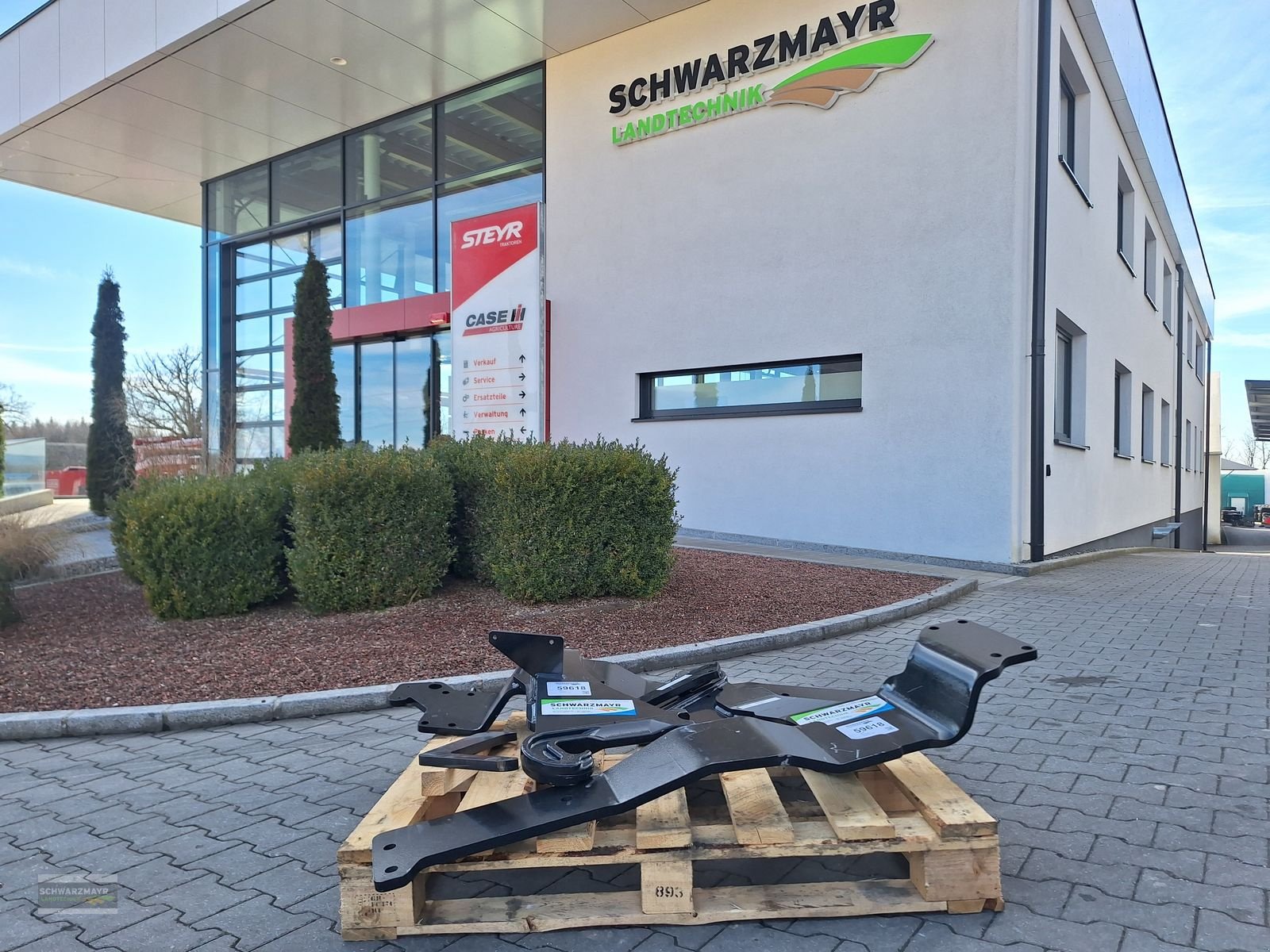 Frontladeranbaukonsole of the type Stoll Konsole Case Farmall A, Neumaschine in Aurolzmünster (Picture 1)