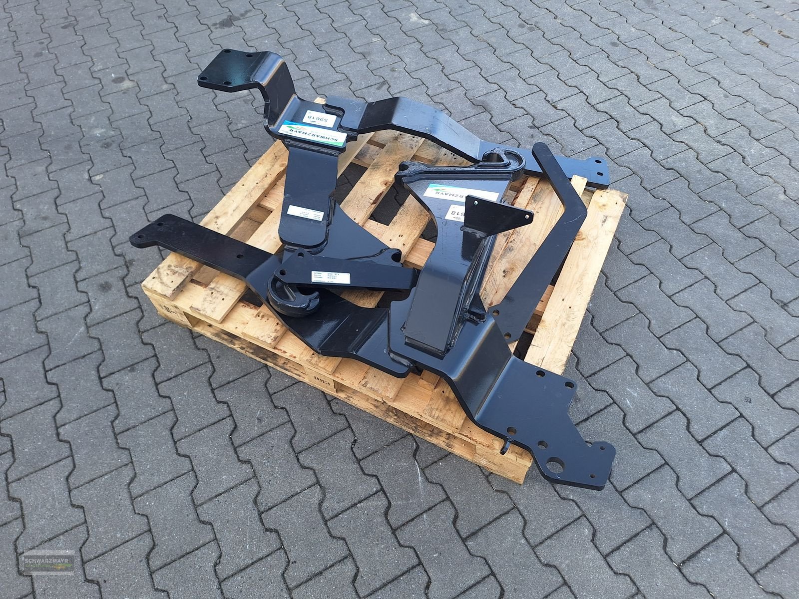 Frontladeranbaukonsole of the type Stoll Konsole Case Farmall A, Neumaschine in Aurolzmünster (Picture 4)