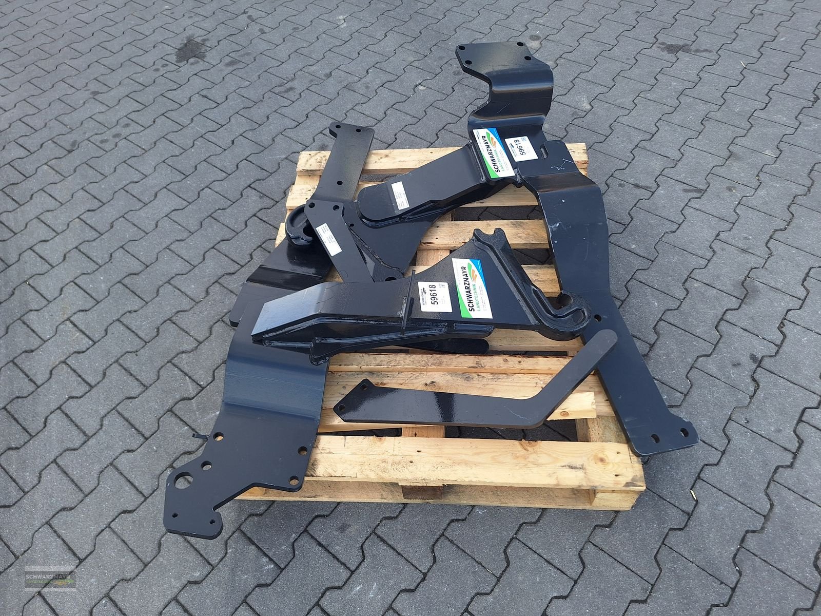 Frontladeranbaukonsole of the type Stoll Konsole Case Farmall A, Neumaschine in Aurolzmünster (Picture 3)