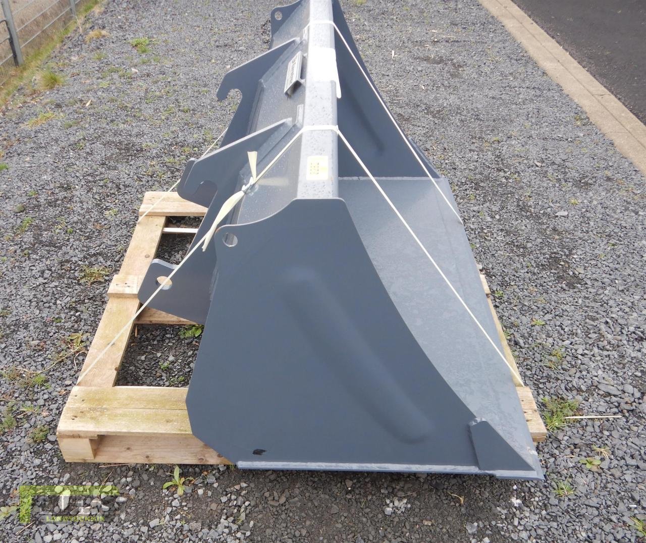 Frontladerzubehör (Bagger) of the type Eurotrac Schaufel 140 cm für W11 EuroTrac, Neumaschine in Homberg/Ohm - Maulbach (Picture 3)