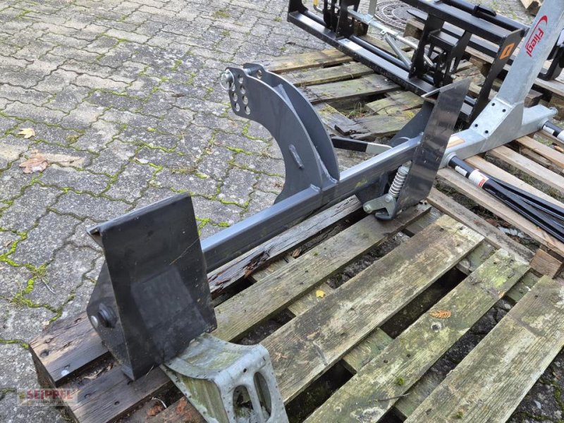 Frontladerzubehör (Bagger) des Typs Stoll Dreipunktadapter Skidsteer, Neumaschine in Groß-Umstadt (Bild 1)