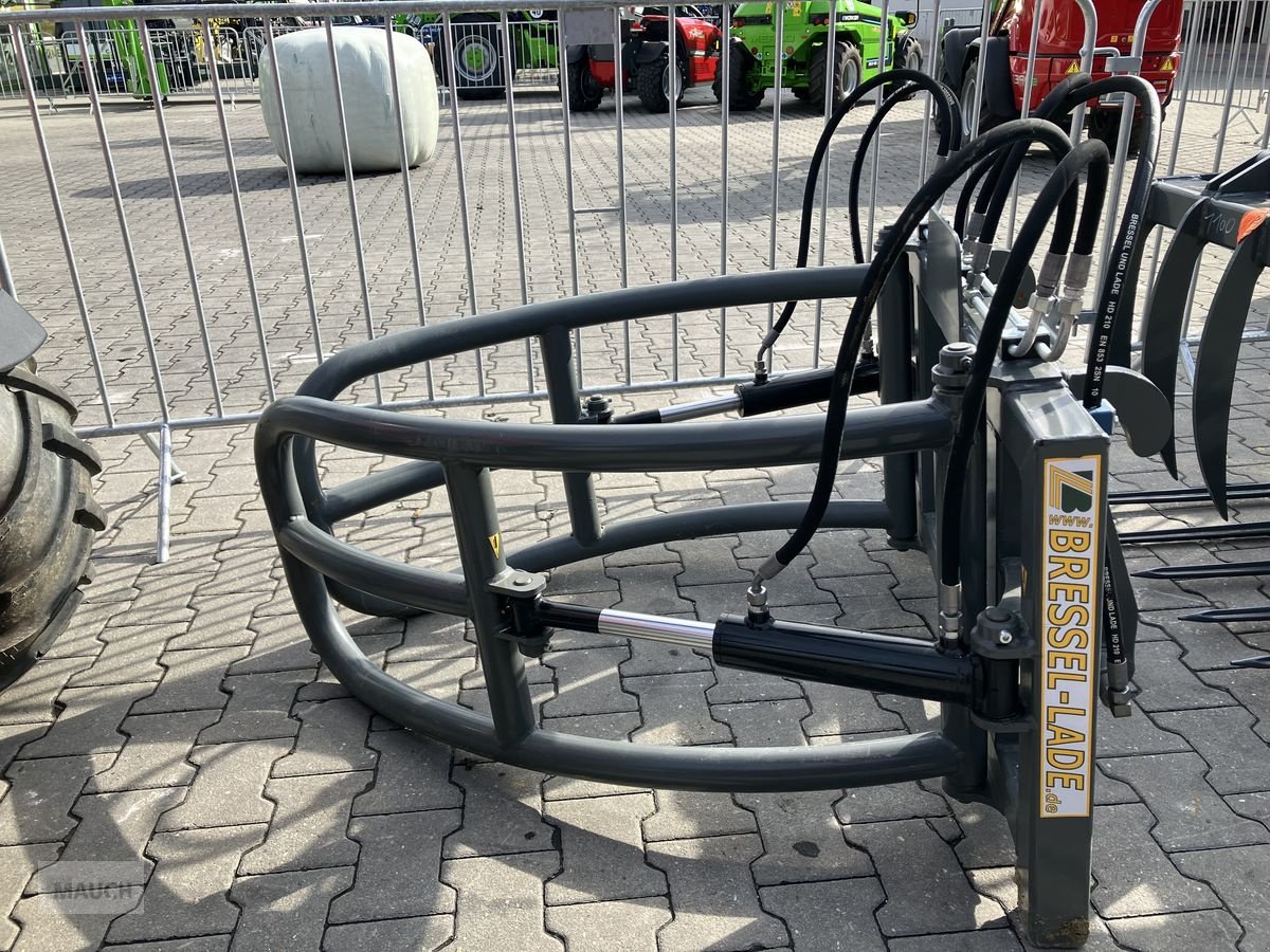 Frontladerzubehör of the type Bressel & Lade Rundballenzange, Neumaschine in Burgkirchen (Picture 4)