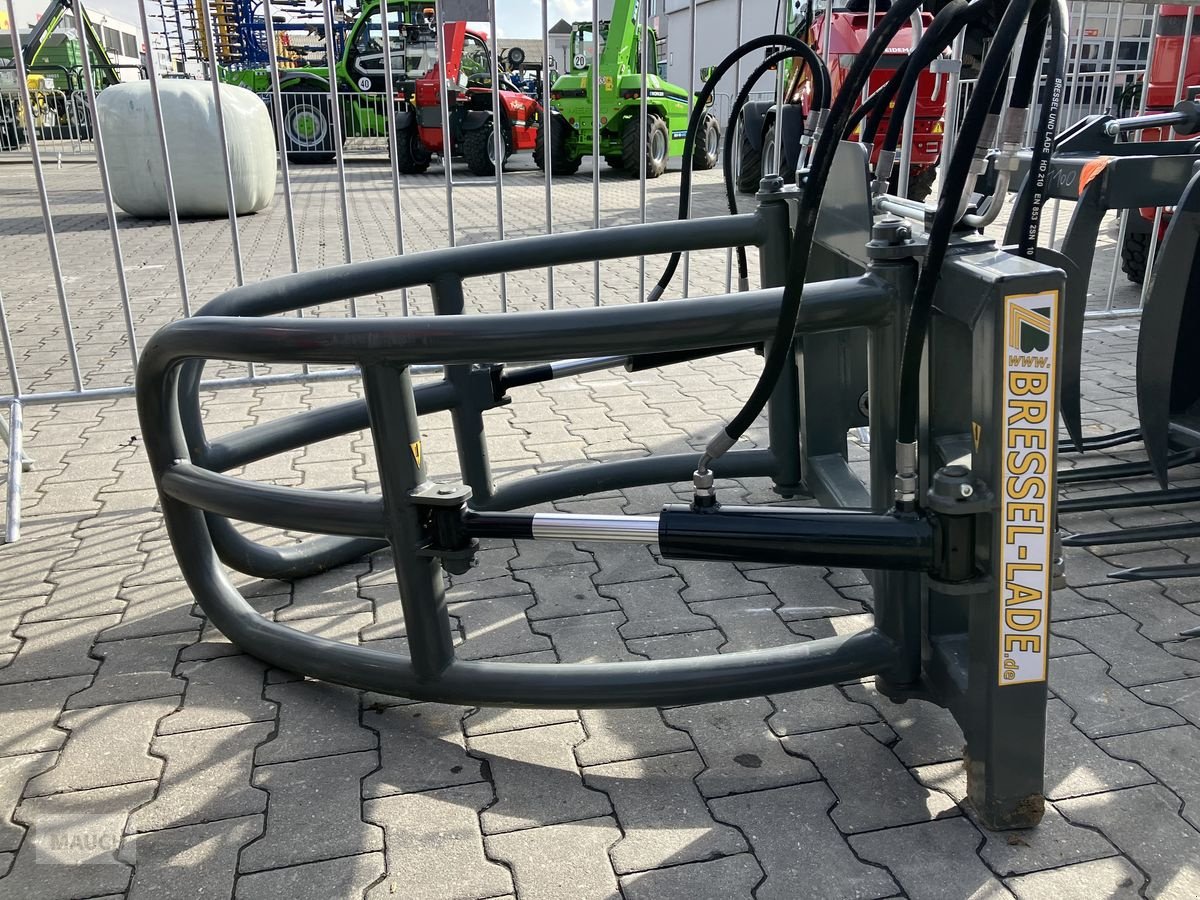 Frontladerzubehör of the type Bressel & Lade Rundballenzange, Neumaschine in Burgkirchen (Picture 1)