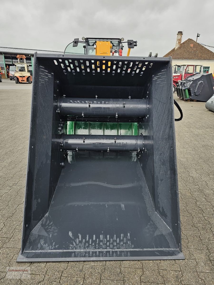 Frontladerzubehör of the type Dominator Kombiverteiler 130 Einstreugerät-Futterschaufel, Neumaschine in Tarsdorf (Picture 16)