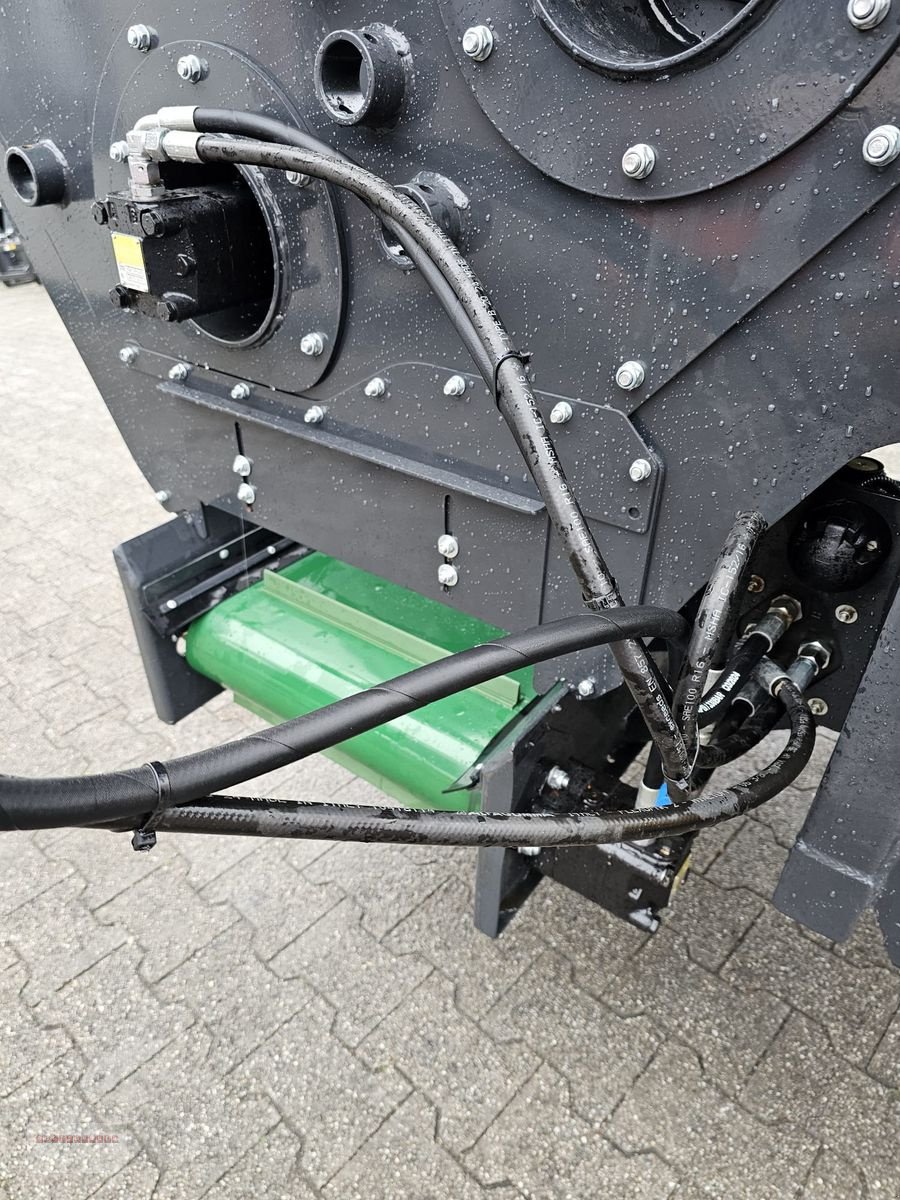 Frontladerzubehör of the type Dominator Kombiverteiler 130 Einstreugerät-Futterschaufel, Neumaschine in Tarsdorf (Picture 8)