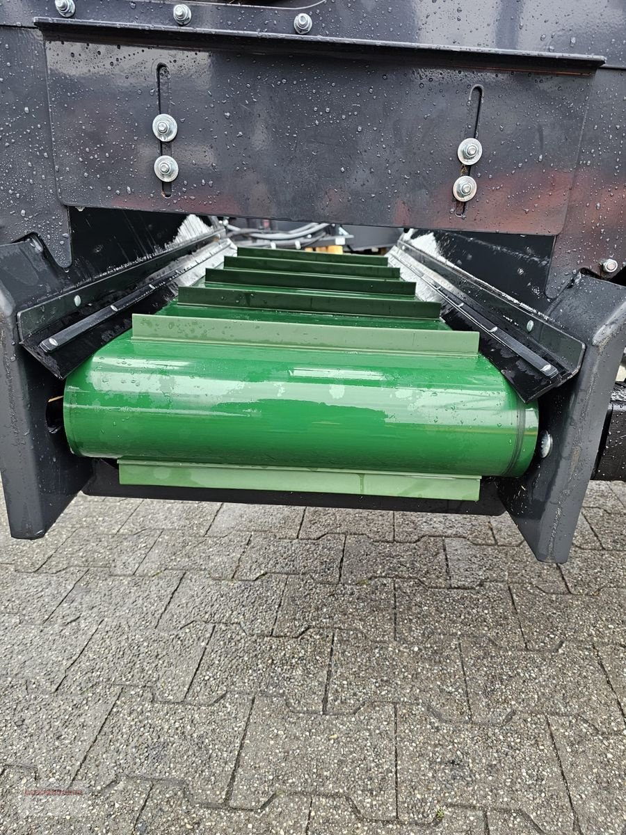 Frontladerzubehör of the type Dominator Kombiverteiler 130 Einstreugerät-Futterschaufel, Neumaschine in Tarsdorf (Picture 5)