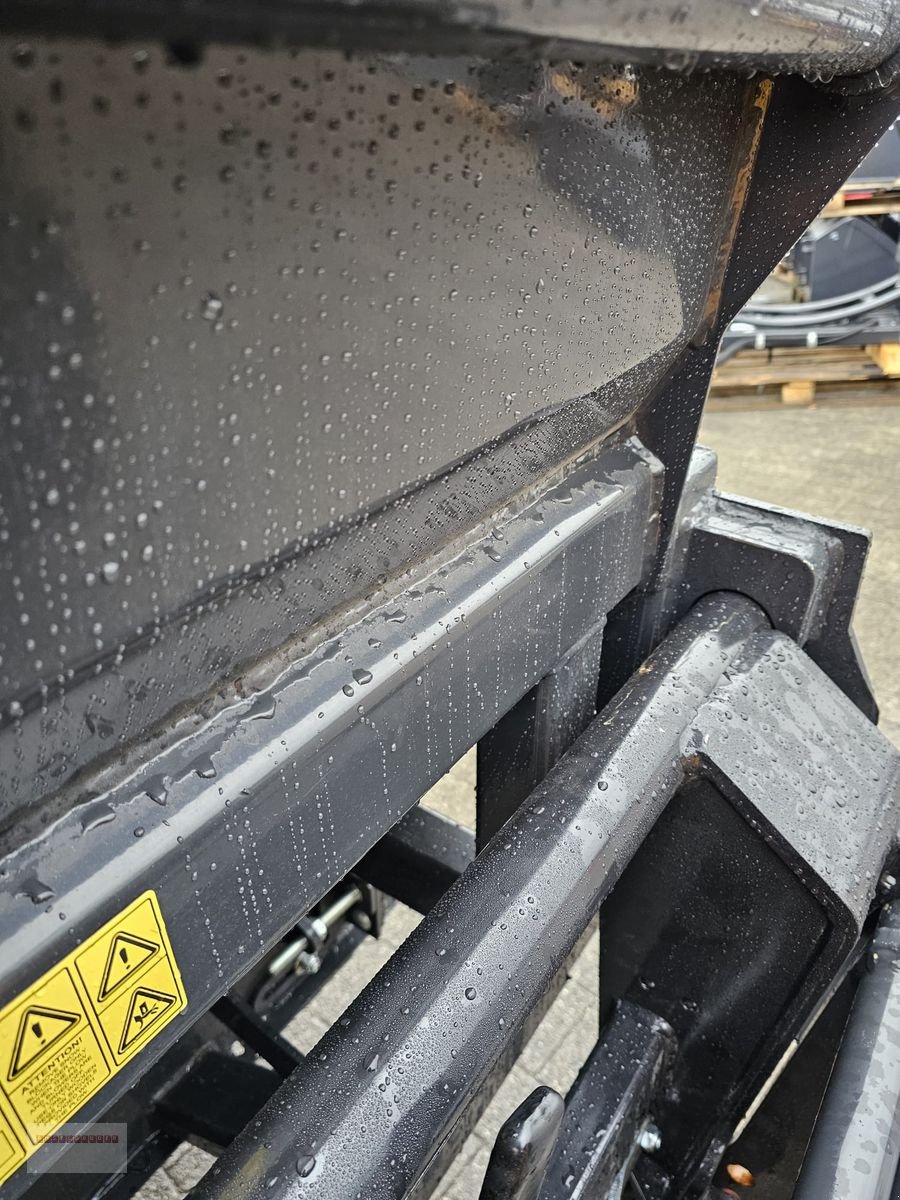 Frontladerzubehör of the type Dominator Kombiverteiler 130 Einstreugerät-Futterschaufel, Neumaschine in Tarsdorf (Picture 9)