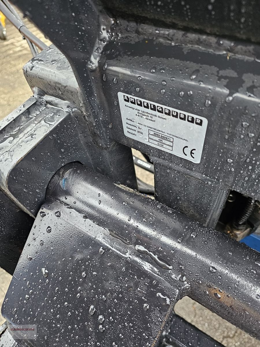 Frontladerzubehör of the type Dominator Kombiverteiler 130 Einstreugerät-Futterschaufel, Neumaschine in Tarsdorf (Picture 7)