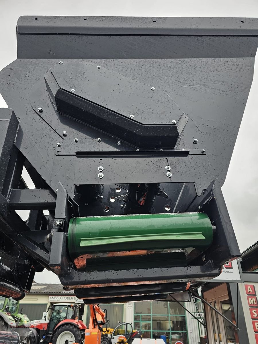 Frontladerzubehör of the type Dominator Kombiverteiler 130 Einstreugerät-Futterschaufel, Neumaschine in Tarsdorf (Picture 3)