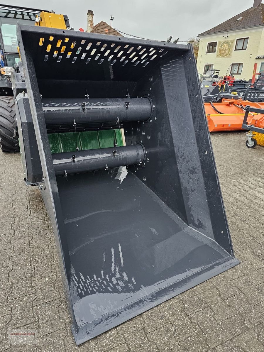 Frontladerzubehör of the type Dominator Kombiverteiler 130 Einstreugerät-Futterschaufel, Neumaschine in Tarsdorf (Picture 12)