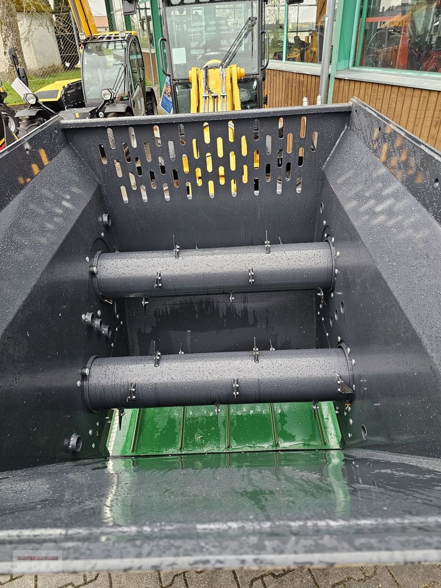 Frontladerzubehör of the type Dominator Kombiverteiler 130 Einstreugerät-Futterschaufel, Neumaschine in Tarsdorf (Picture 11)