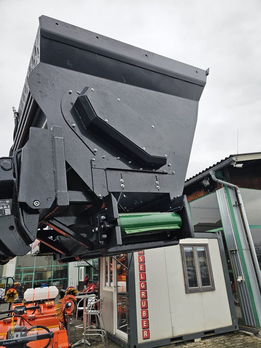 Frontladerzubehör of the type Dominator Kombiverteiler 130 Einstreugerät-Futterschaufel, Neumaschine in Tarsdorf (Picture 4)