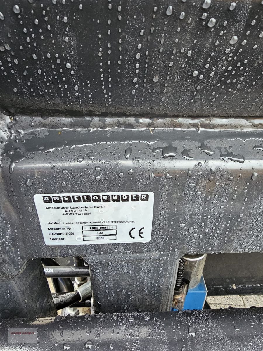 Frontladerzubehör of the type Dominator Kombiverteiler 130 Einstreugerät-Futterschaufel, Neumaschine in Tarsdorf (Picture 10)