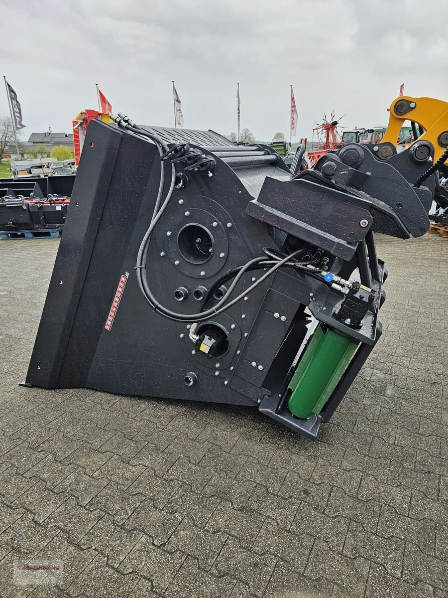 Frontladerzubehör of the type Dominator Kombiverteiler 130 Einstreugerät-Futterschaufel, Neumaschine in Tarsdorf (Picture 15)