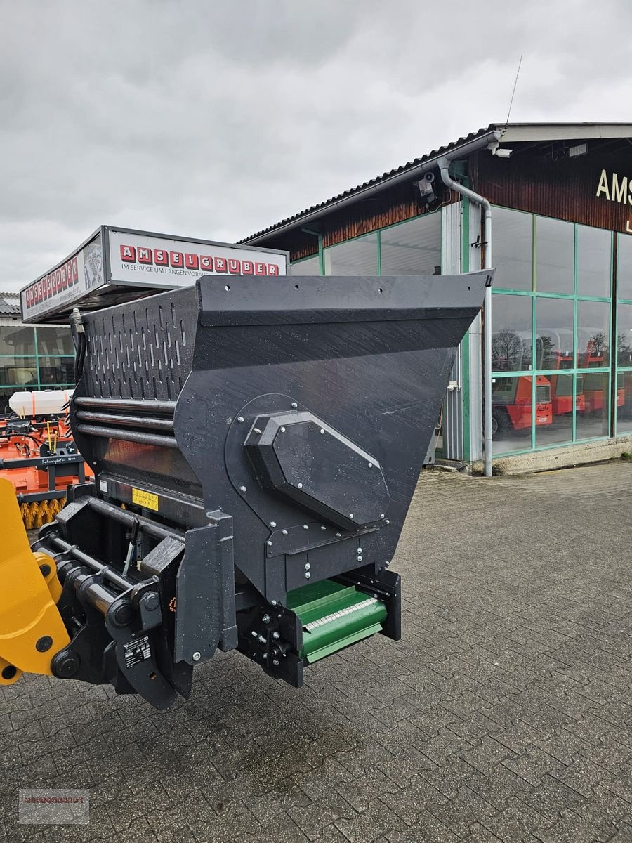 Frontladerzubehör of the type Dominator Kombiverteiler 130 Einstreugerät-Futterschaufel, Neumaschine in Tarsdorf (Picture 1)