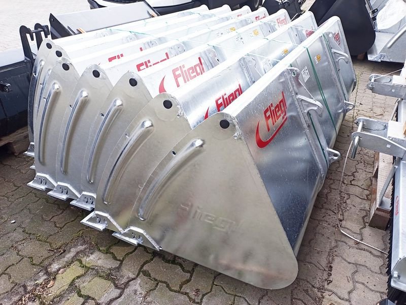 Frontladerzubehör of the type Fliegl 2,0 m Schwergutschaufel verzinkt, Neumaschine in St. Marienkirchen (Picture 5)