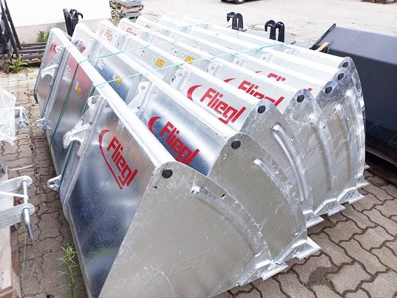 Frontladerzubehör of the type Fliegl 2,2 m Schwergutschaufel verzinkt, Neumaschine in St. Marienkirchen (Picture 4)