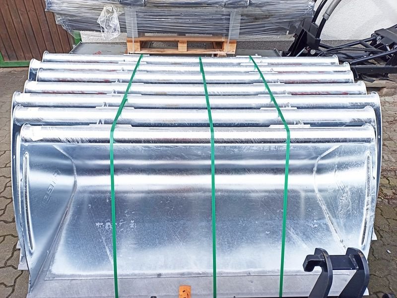 Frontladerzubehör of the type Fliegl 2,2 m Schwergutschaufel verzinkt, Neumaschine in St. Marienkirchen (Picture 2)