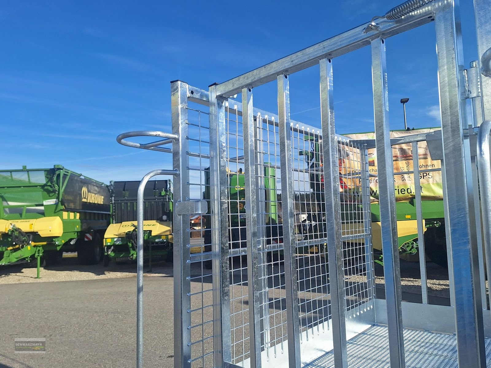 Frontladerzubehör of the type Fliegl AgroCenter Arbeitsbühne hoch, Neumaschine in Aurolzmünster (Picture 9)