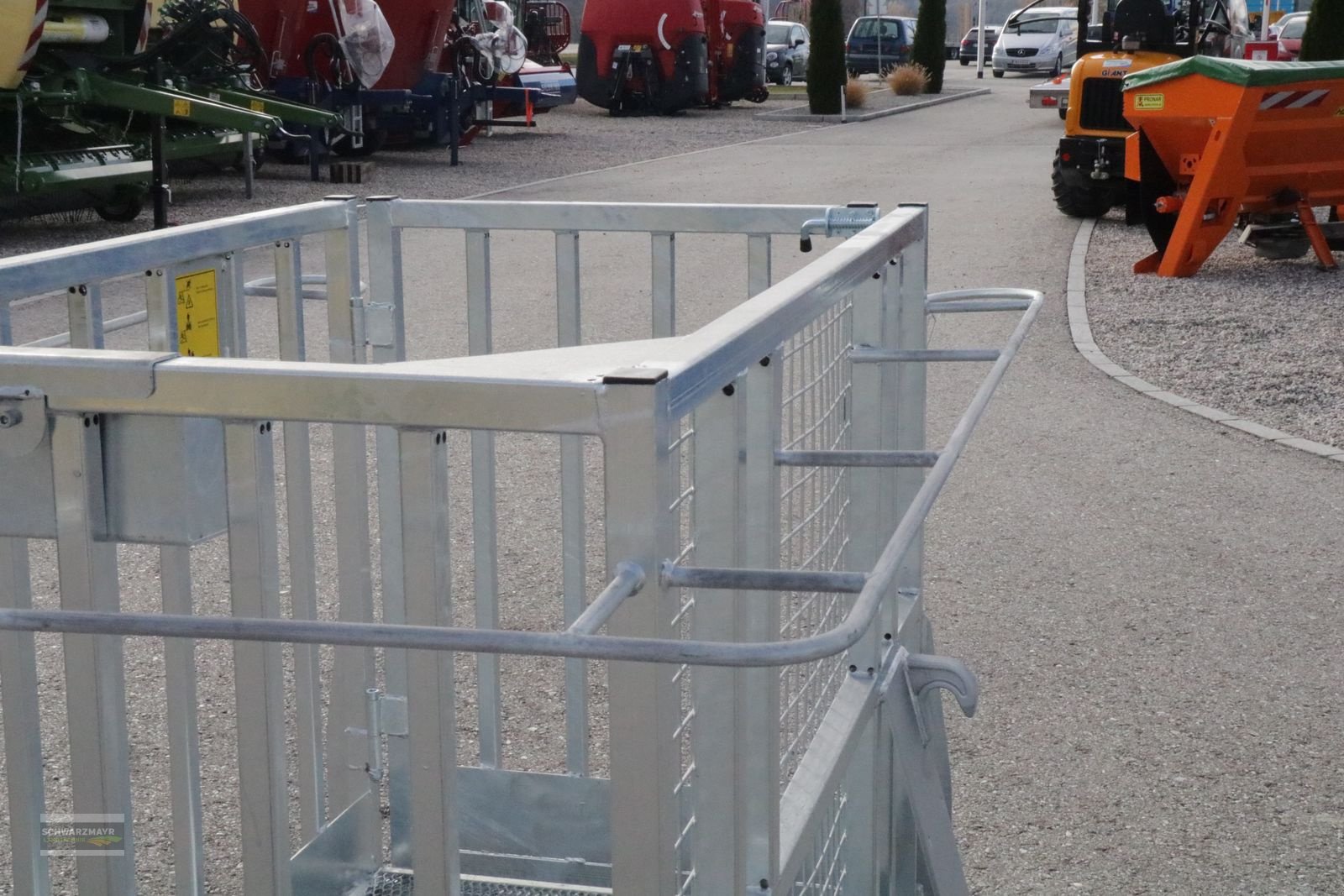 Frontladerzubehör of the type Fliegl Arbeitsbühne Euro, Neumaschine in Gampern (Picture 11)