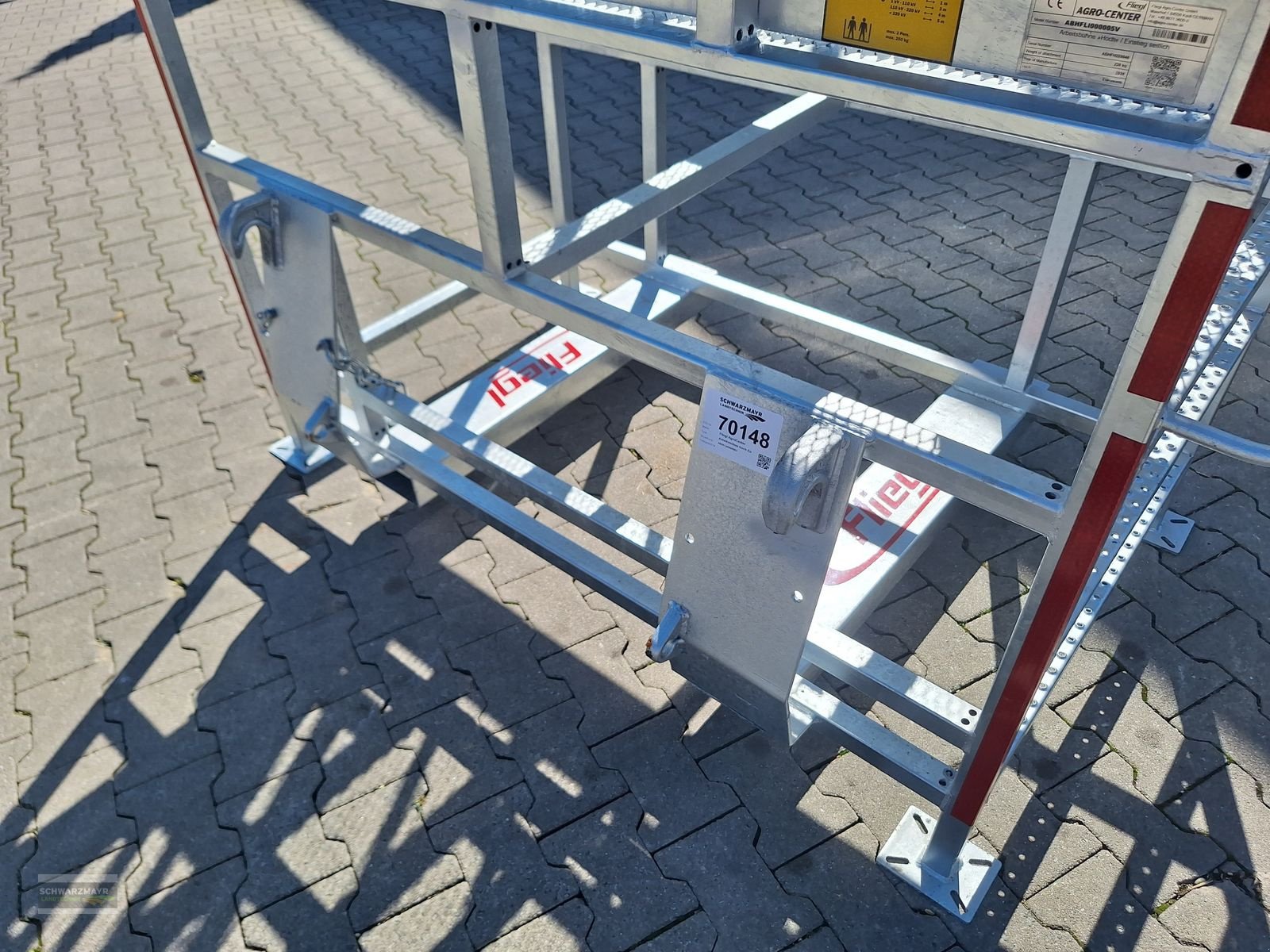 Frontladerzubehör of the type Fliegl Arbeitsbühne hoch, Vorführmaschine in Aurolzmünster (Picture 11)
