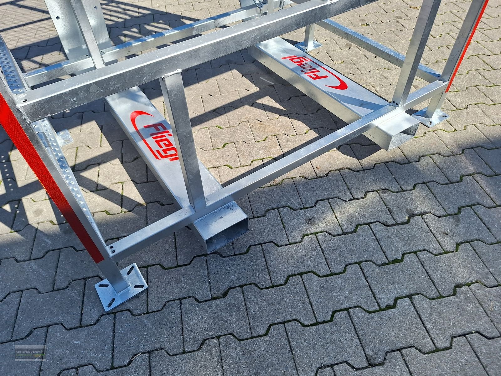 Frontladerzubehör of the type Fliegl Arbeitsbühne hoch, Vorführmaschine in Aurolzmünster (Picture 13)