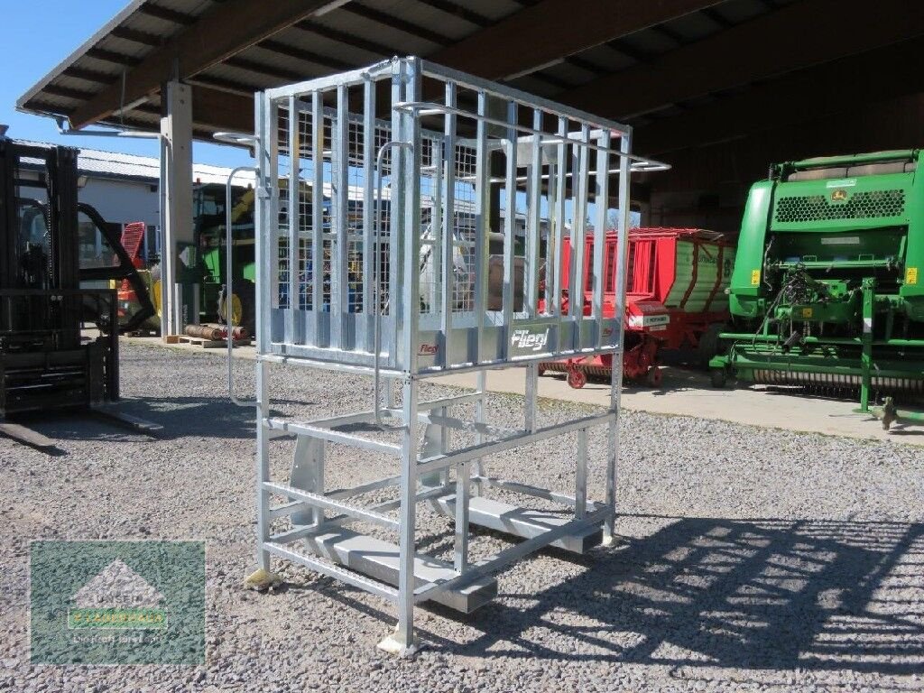 Frontladerzubehör of the type Fliegl Arbeitsbühne HOCH, Neumaschine in Hofkirchen (Picture 5)