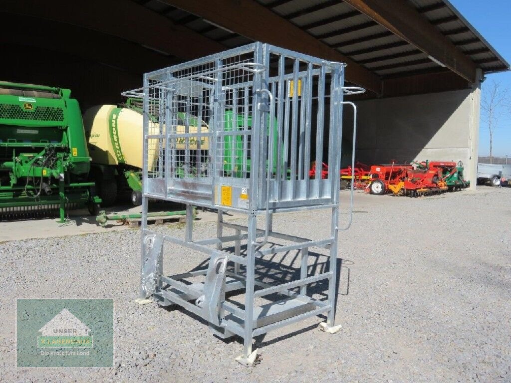 Frontladerzubehör of the type Fliegl Arbeitsbühne HOCH, Neumaschine in Hofkirchen (Picture 1)