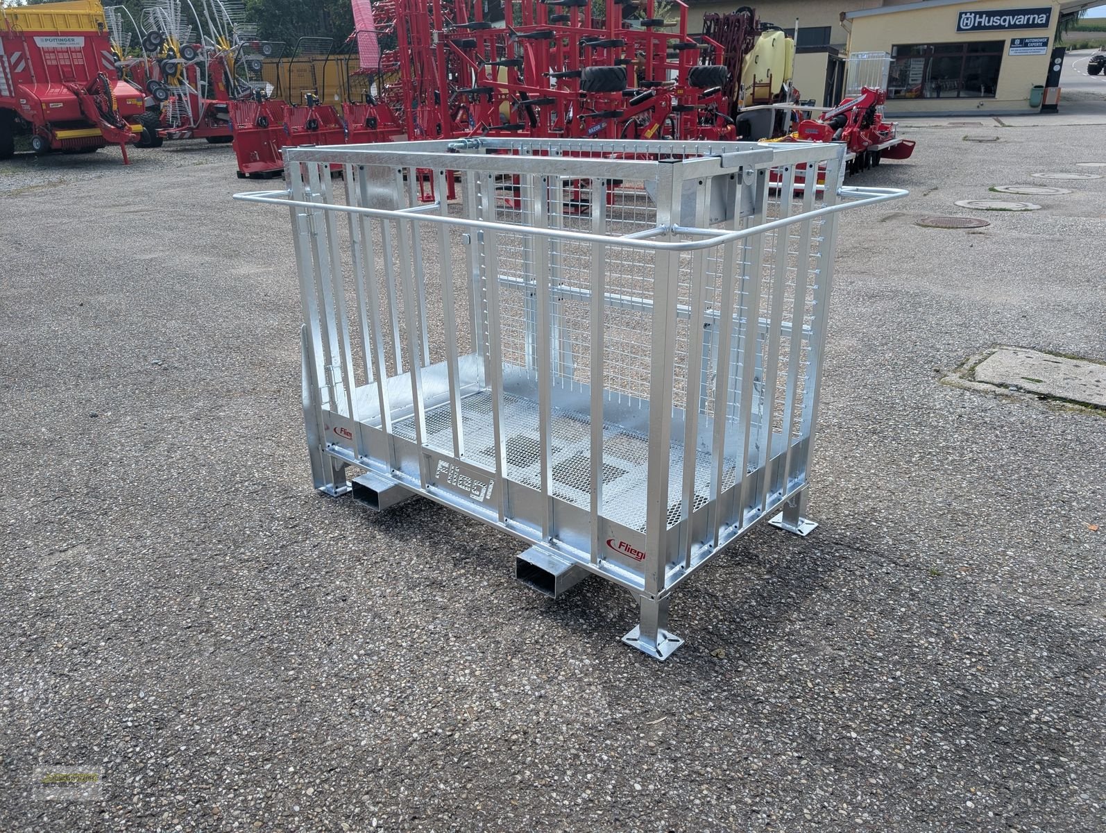 Frontladerzubehör of the type Fliegl Arbeitskorb/Arbeitsbühne mit Euro-Aufnahme, Neumaschine in Senftenbach (Picture 3)