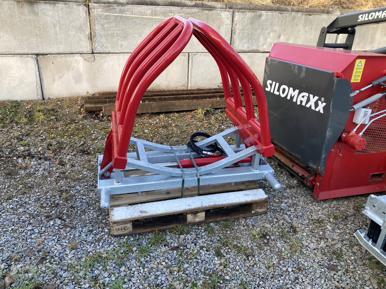 Frontladerzubehör of the type Fliegl Ballenzange, Neumaschine in Bodenwöhr/ Taxöldern (Picture 1)