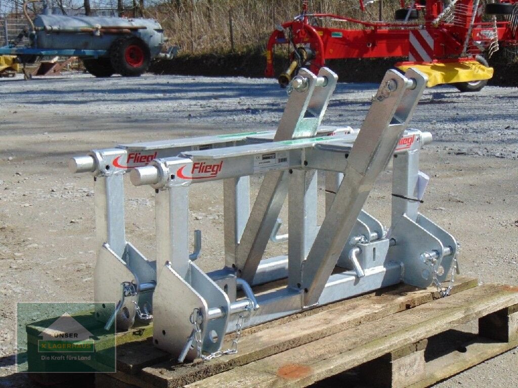 Frontladerzubehör of the type Fliegl Dreipunkt auf EURO, Neumaschine in Hofkirchen (Picture 2)