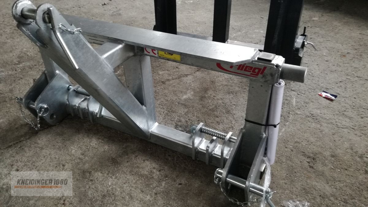 Frontladerzubehör of the type Fliegl Dreipunktadapter auf Euro, Neumaschine in Altenfelden (Picture 2)