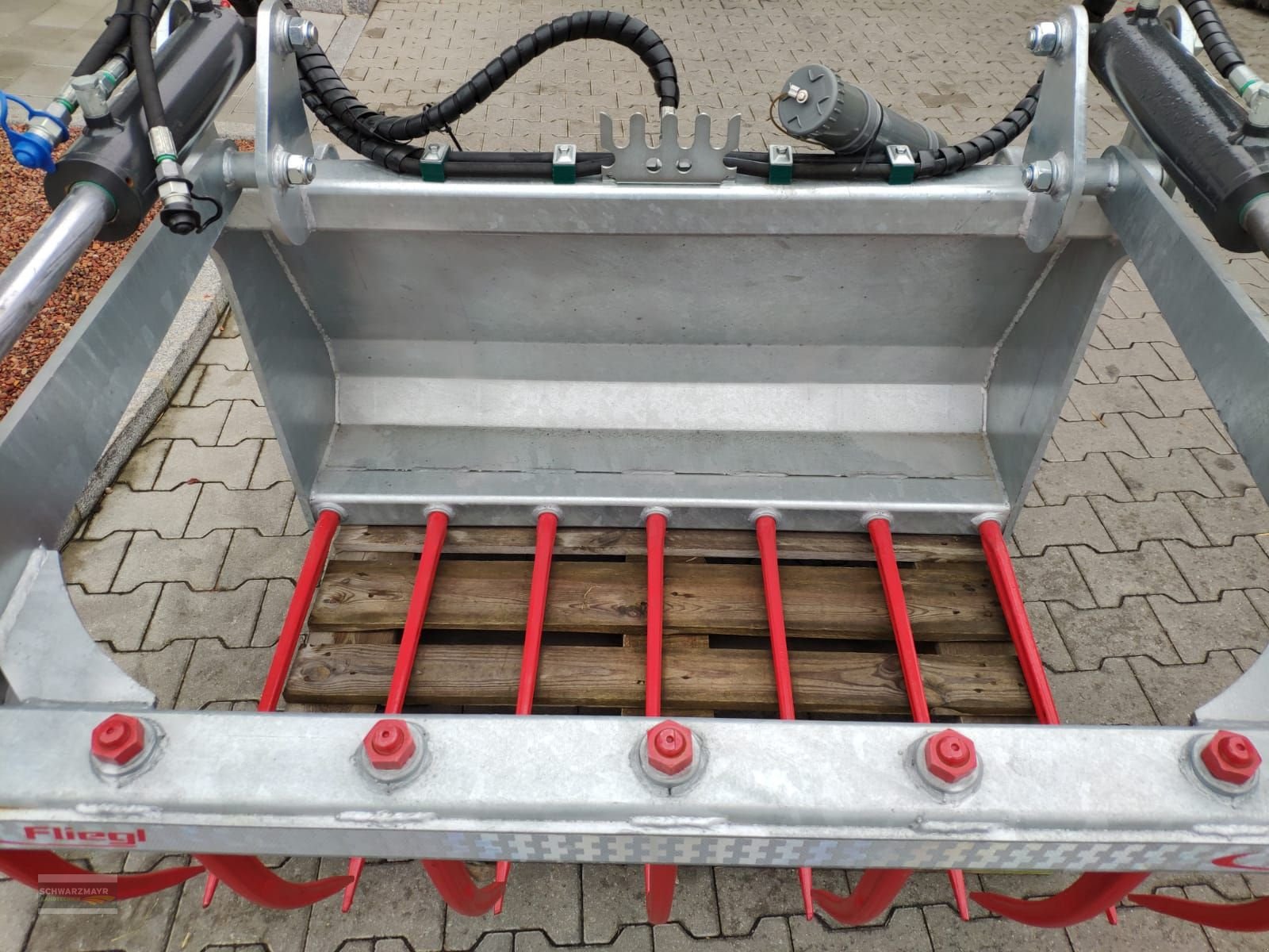 Frontladerzubehör of the type Fliegl Dung-Silagegabel 1,25m, Neumaschine in Aurolzmünster (Picture 5)