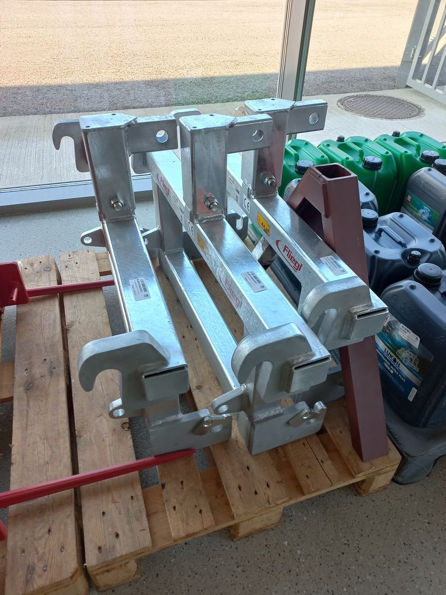 Frontladerzubehör of the type Fliegl Euro Dreipunkt Adapter, Gebrauchtmaschine in Saxen (Picture 8)