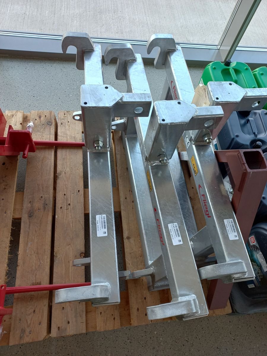 Frontladerzubehör of the type Fliegl Euro Dreipunkt Adapter, Gebrauchtmaschine in Saxen (Picture 7)