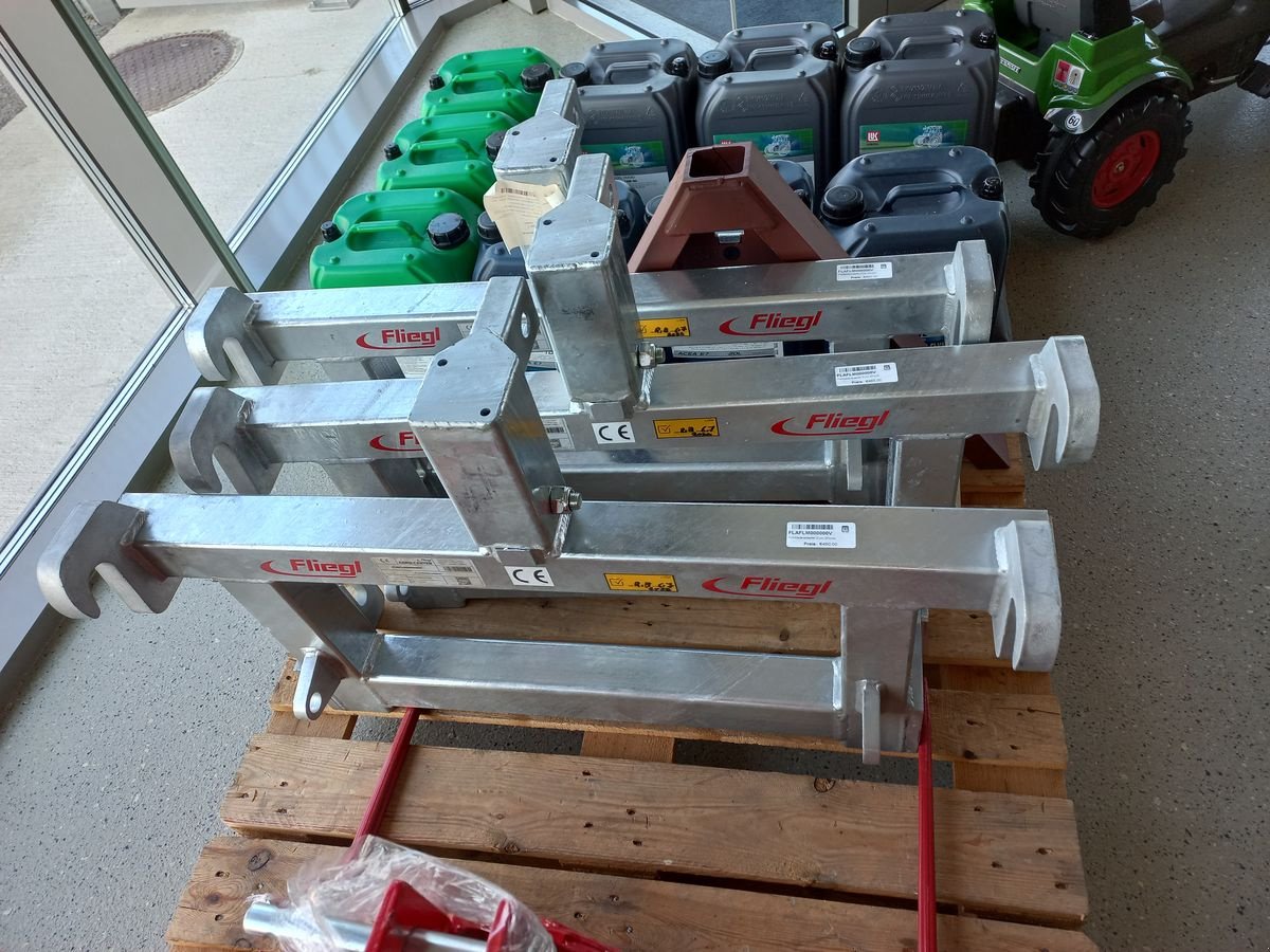 Frontladerzubehör of the type Fliegl Euro Dreipunkt Adapter, Gebrauchtmaschine in Saxen (Picture 4)